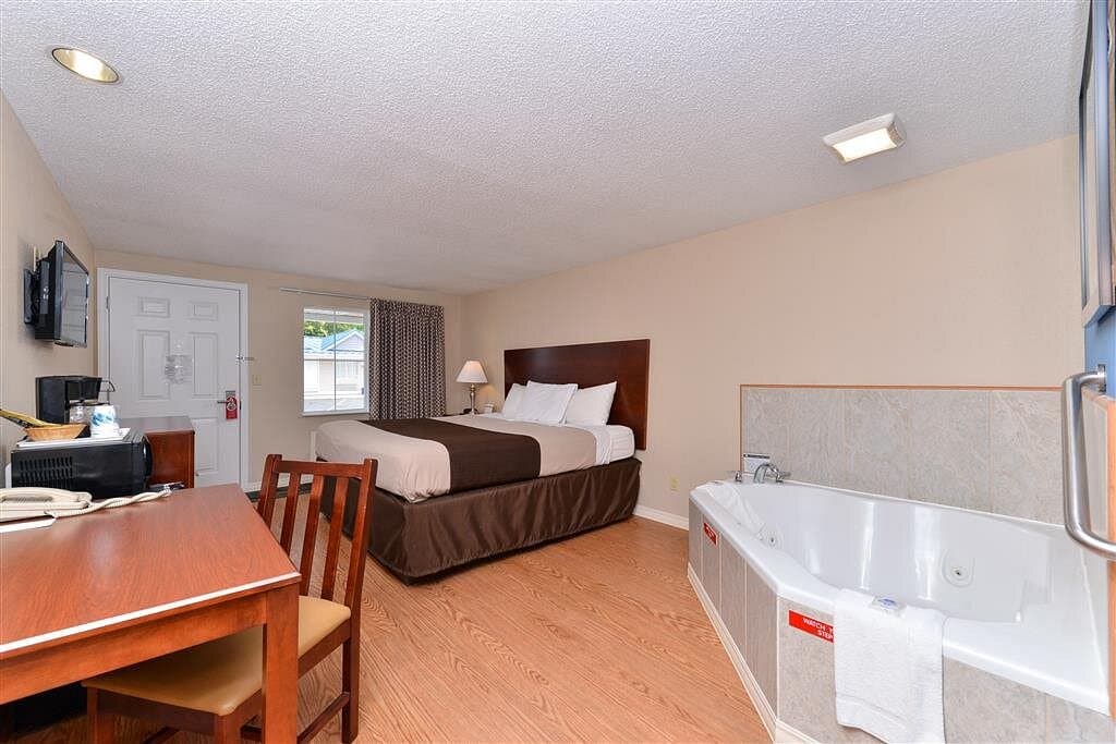 Americas Best Value Inn St. Clairsville Wheeling Jacuzzi room