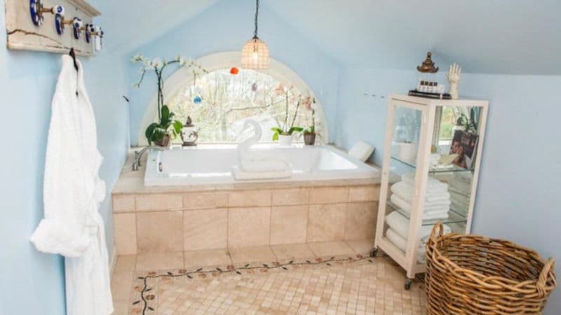 Baker’s Hill Inn Jacuzzi room
