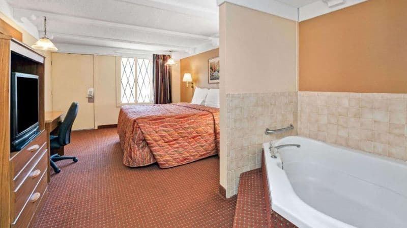 Knights Inn Charleston, WV Jacuzzi room