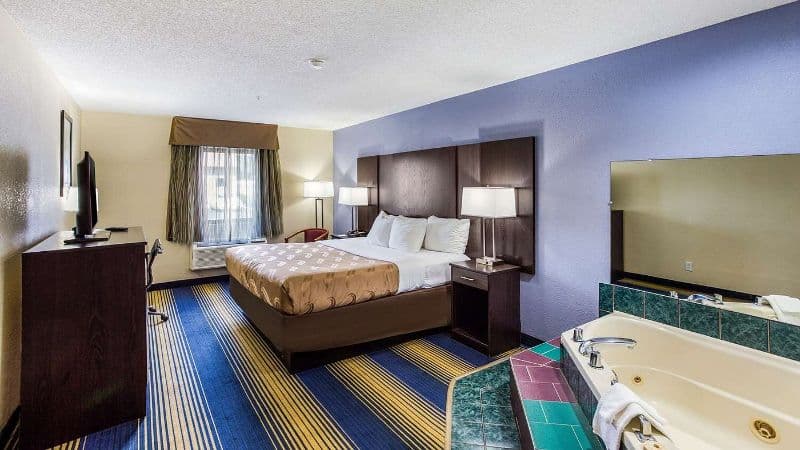 Quality Inn Charleston South Jacuzzi room