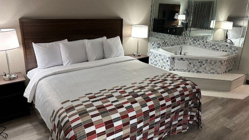 Red Roof Inn Dunbar Jacuzzi room