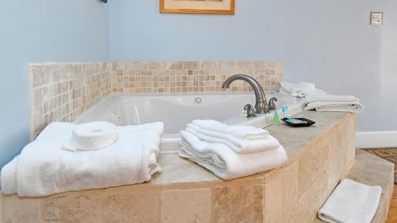 The Country Inn of Berkeley Springs Jacuzzi room