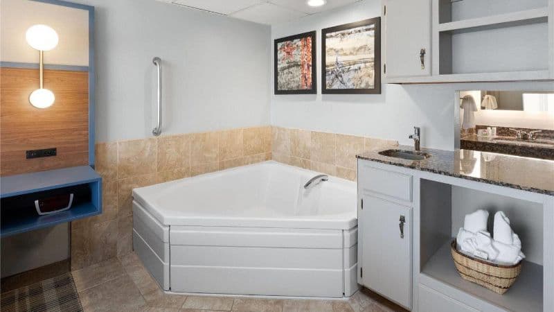 AmericInn by Wyndham Chippewa Falls Jacuzzi room