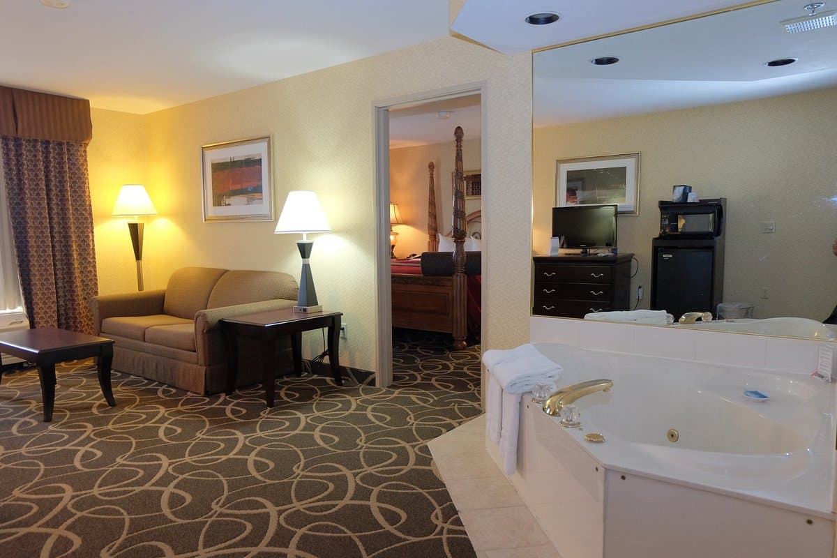 Best Western Plus Eau Claire Conference Center Jacuzzi room