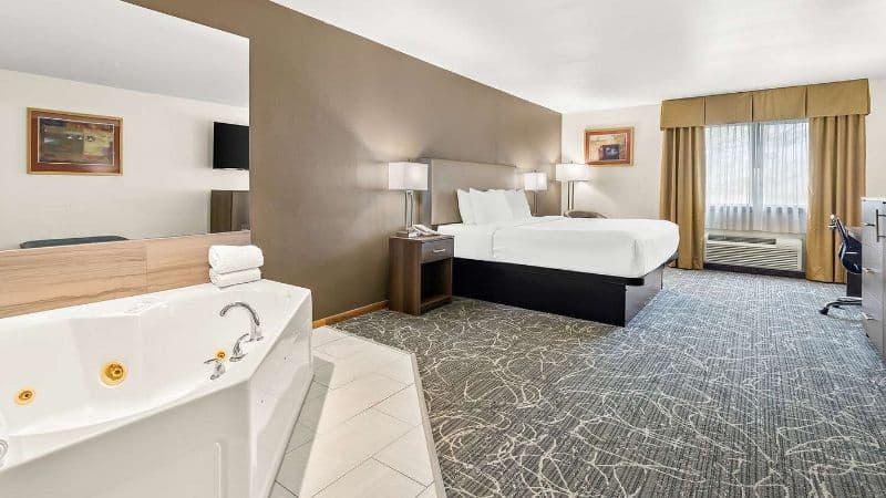 Best Western West Towne Suites Jacuzzi room