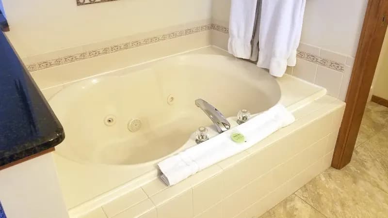 Bridgeport Waterfront Resort Jacuzzi room