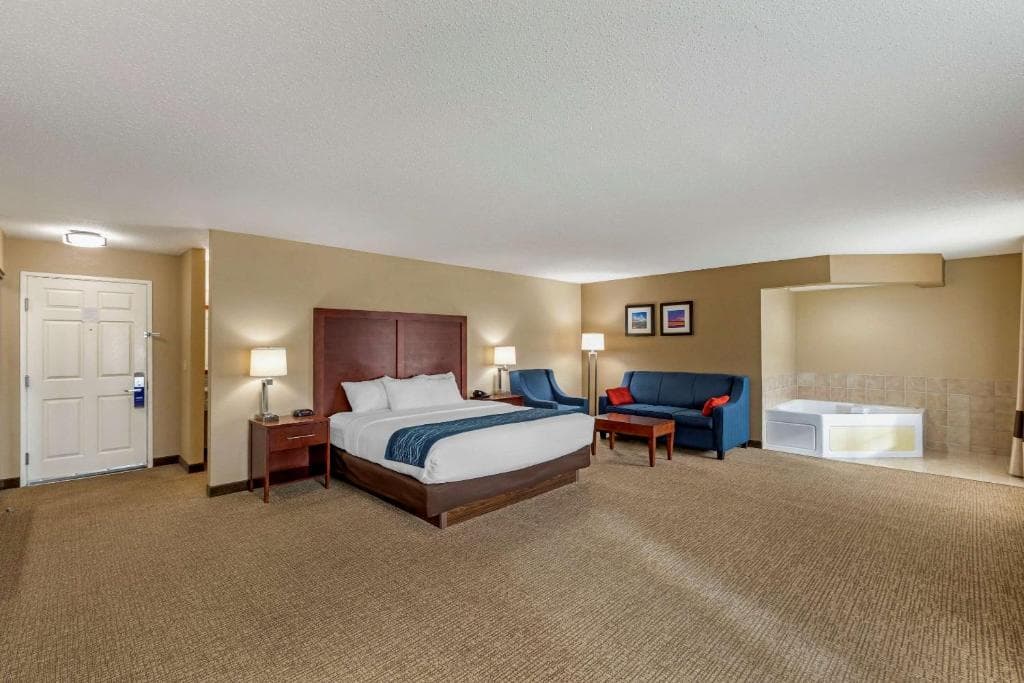 Comfort Inn & Suites Jackson – West Bend Jacuzzi room
