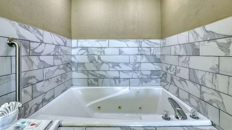 Comfort Suites Madison West – Middleton Jacuzzi room