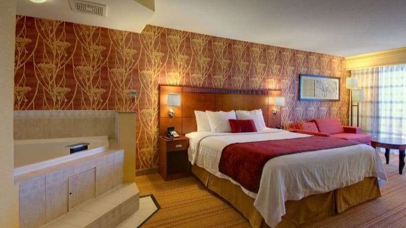 Courtyard by Marriott Madison East Jacuzzi room