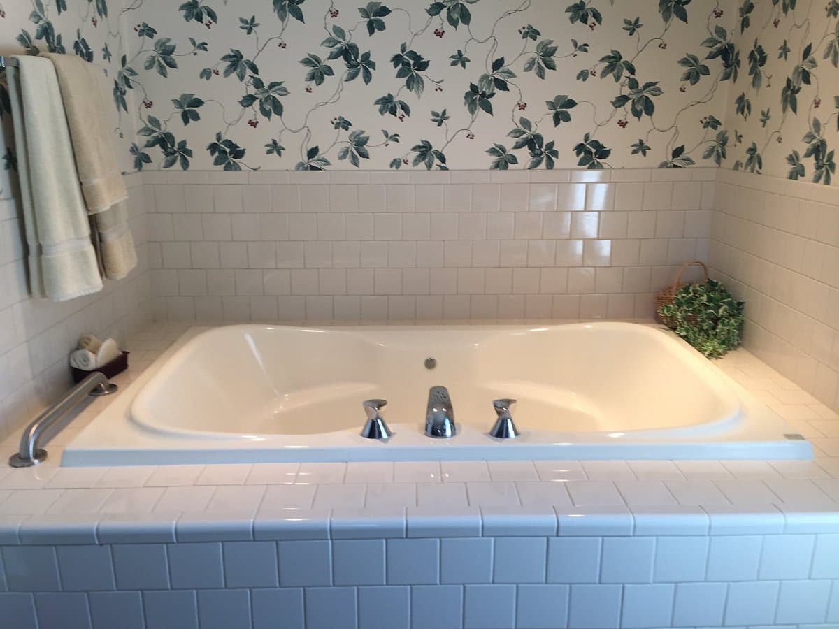 Eagle Harbor Inn Jacuzzi room
