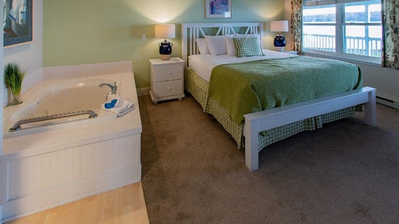 Edgewater Resort Jacuzzi room