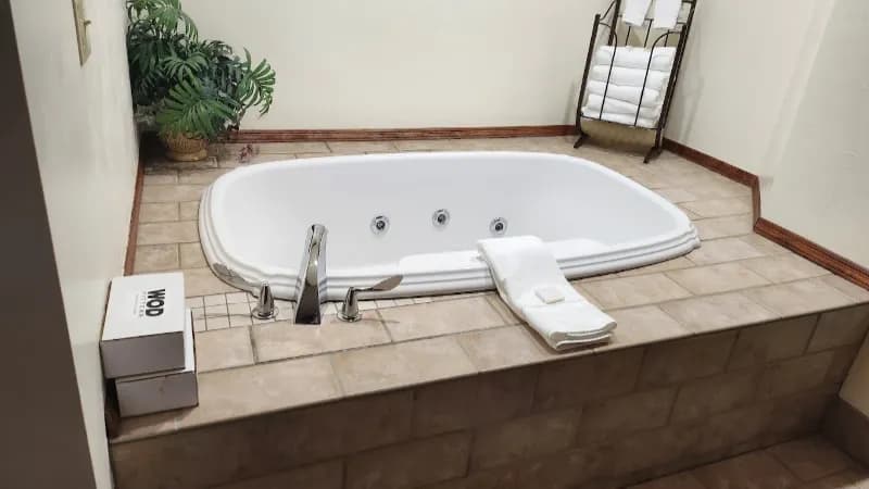 Kress Inn Ascend Hotel Collection Jacuzzi room