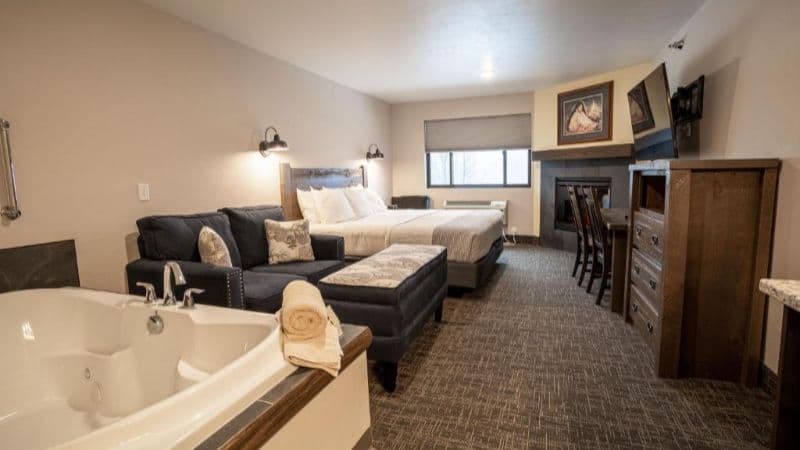 Open Hearth Lodge Jacuzzi room