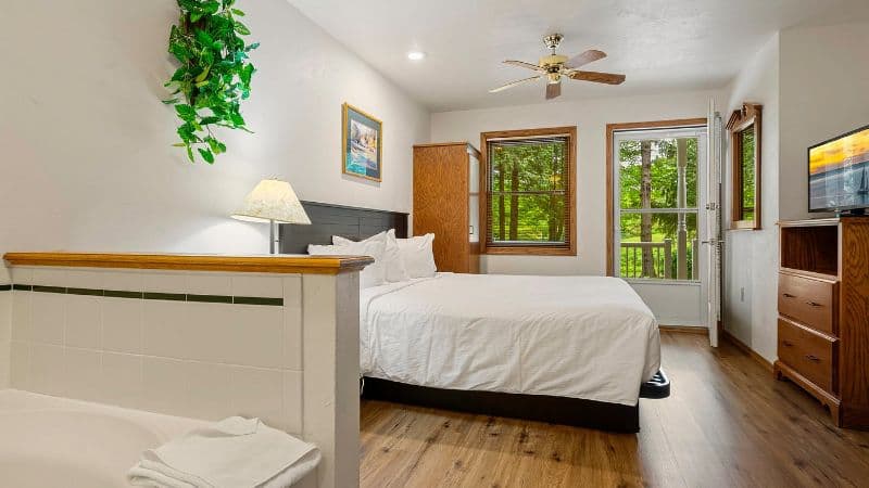 Pheasant Park - King Whirlpool Suite Jacuzzi room