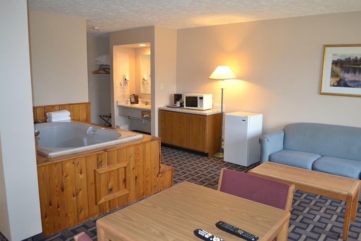 Sky Lodge Inn & Suites Jacuzzi room
