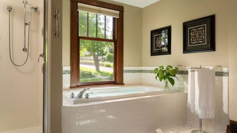 The Buckingham Inn Jacuzzi room