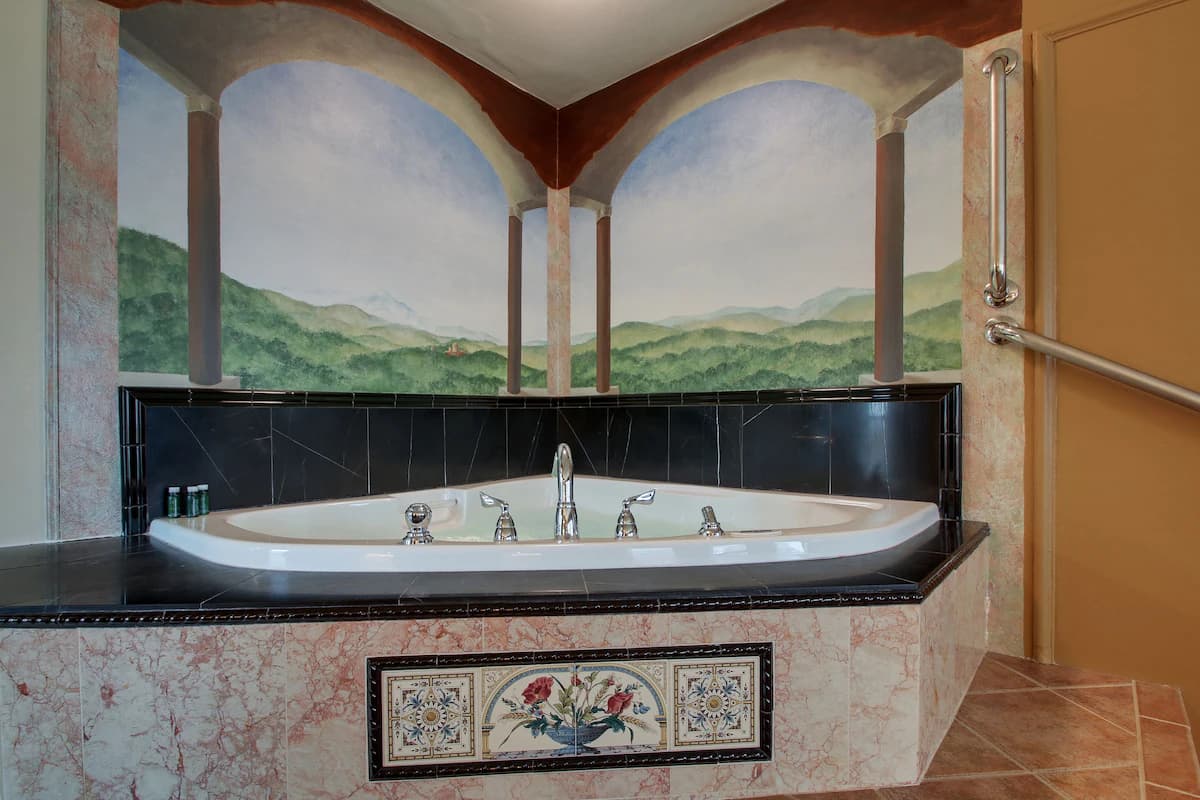 The Knickerbocker on the Lake Jacuzzi room