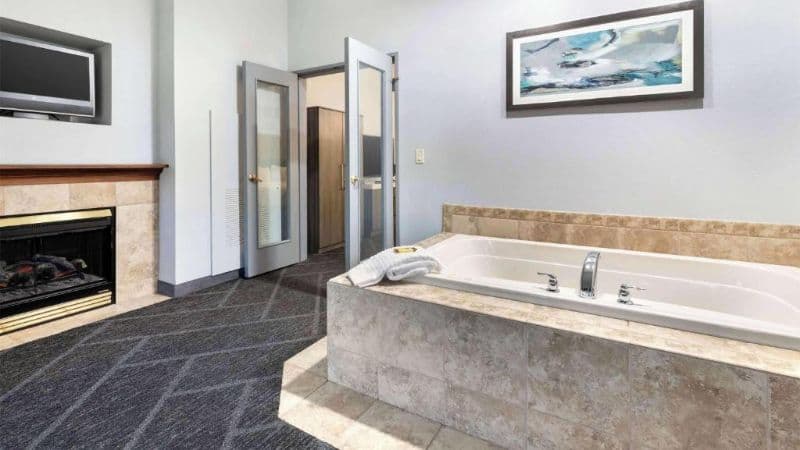 Wyndham Garden Appleton Jacuzzi room