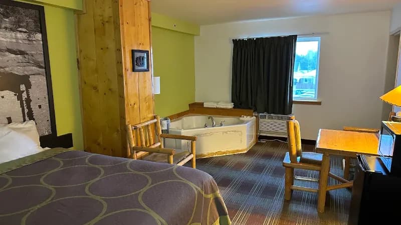 Super 8 by Wyndham Powell Jacuzzi room