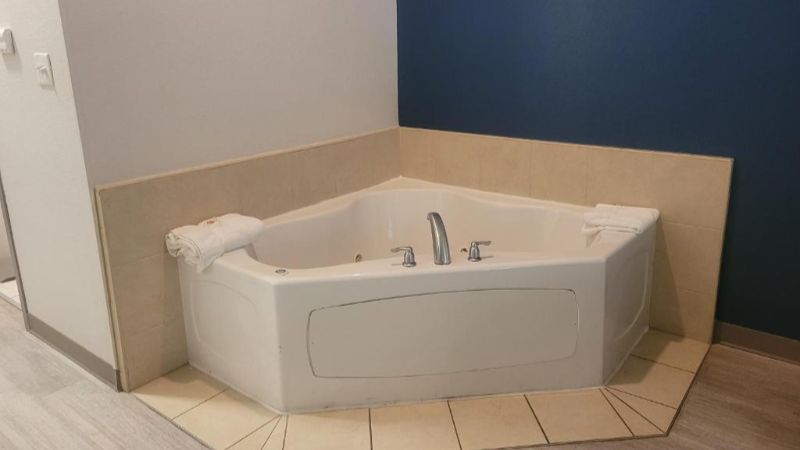 Comfort Inn & Suites - Photo 1