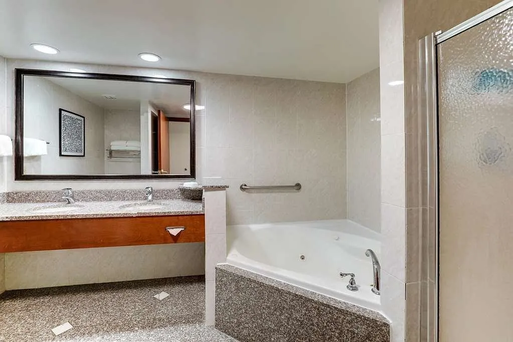 Drury Inn & Suites Birmingham Lakeshore Drive