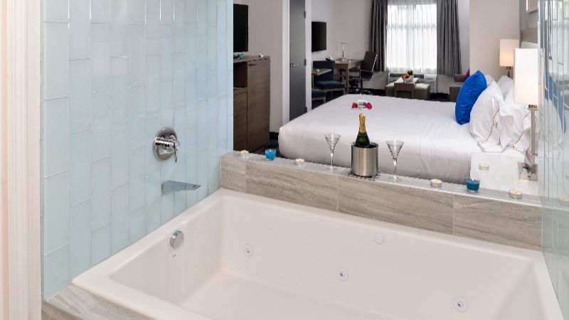 Holiday Inn Express & Suites San Diego – Mission Valley photo 1