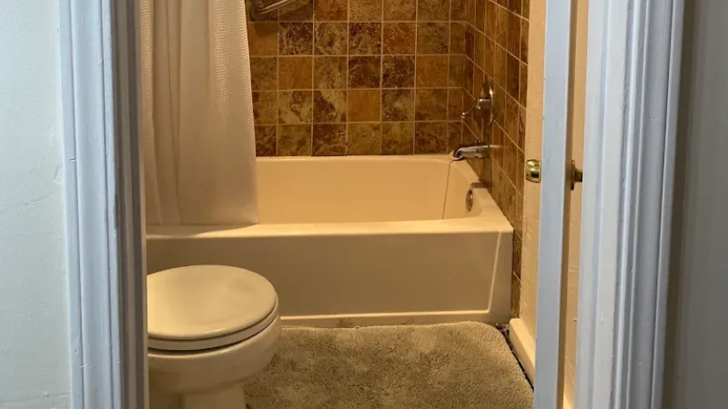 Miami Inn & Suites-Hotel O Miami Inn & Suites Chicago Midway Airport - King Suite with In-Room Whirlpool Tub