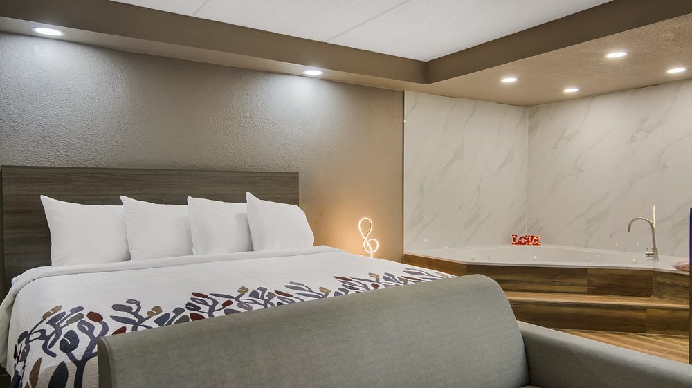 Red Roof Inn & Conference Center Chicago – N Aurora/ Naperville