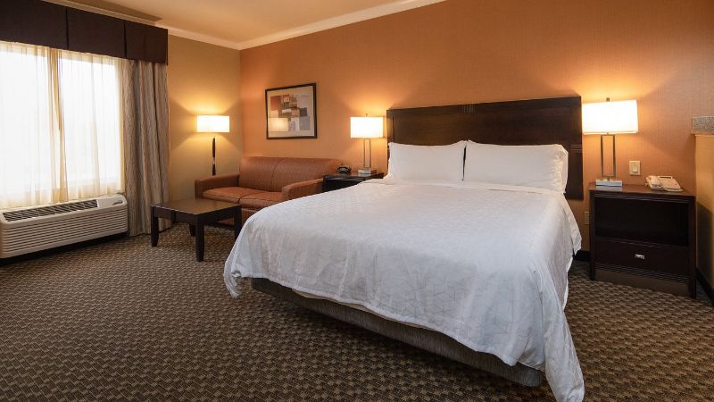 Super 8 by Wyndham Joliet I-55 N/Chicago - King Suite with In-Room Whirlpool Tub