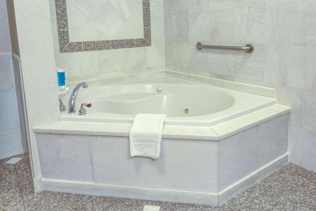 Drury Inn & Suites Indianapolis Northeast