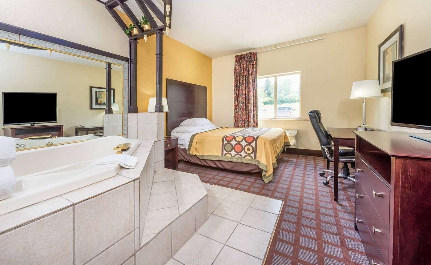 Super 8 by Wyndham Bloomington University Area