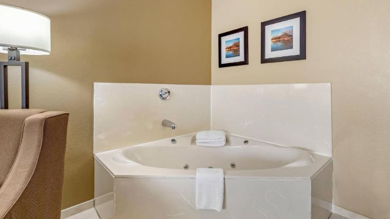 Comfort Inn & Suites, E. Moline – Quad Cities