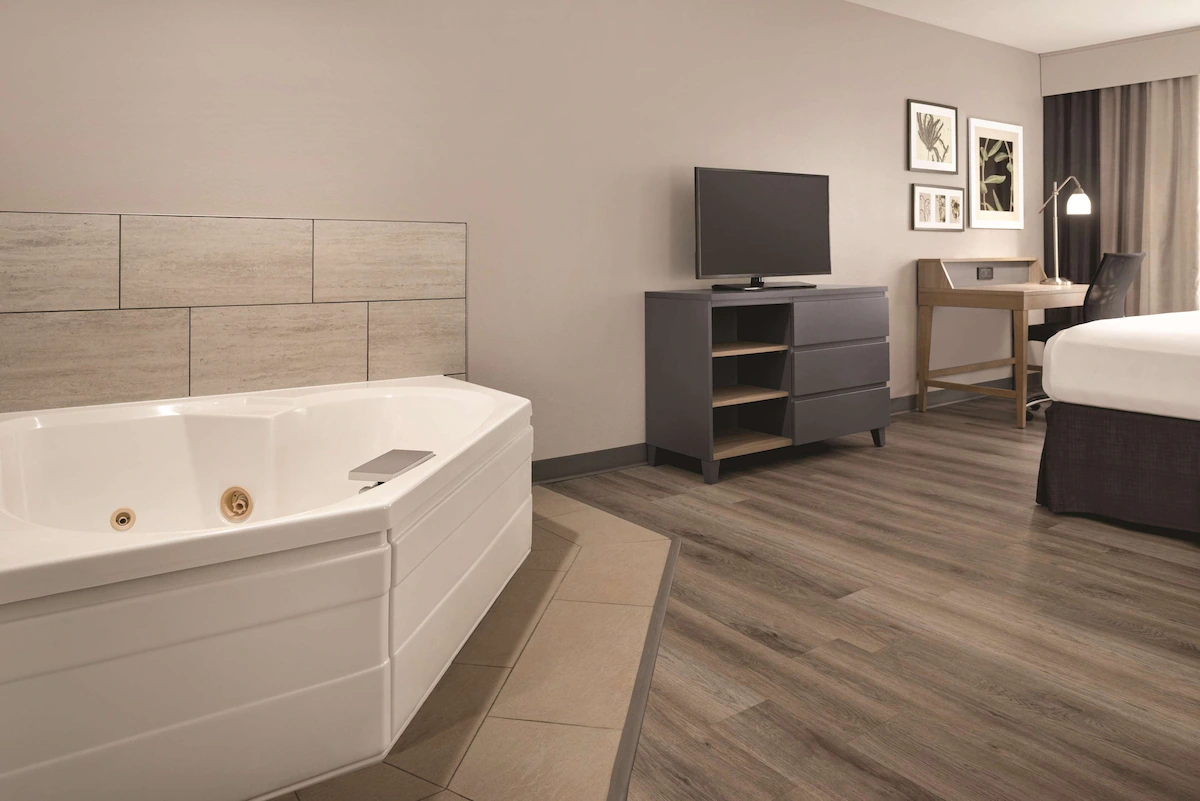 Country Inn & Suites by Radisson, Waterloo, IA