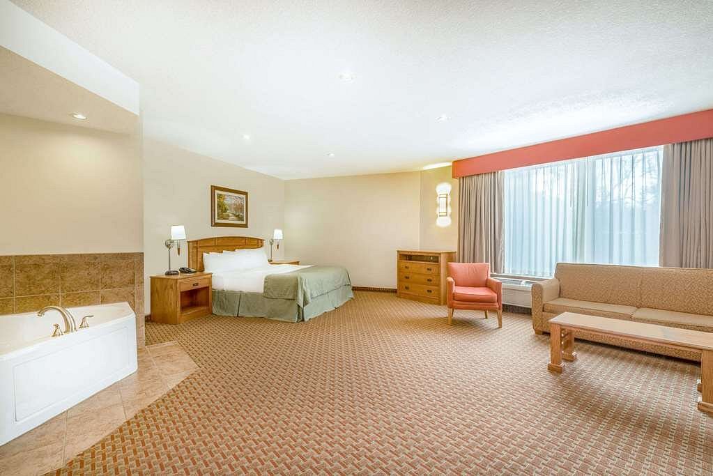 Ramada by Wyndham Des Moines Tropics Resort & Conference Ctr