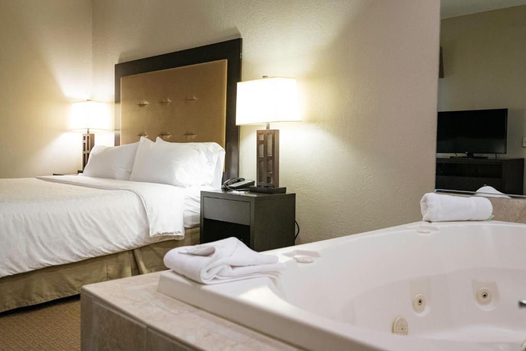 Holiday Inn Express & Suites Olathe North, an IHG Hotel