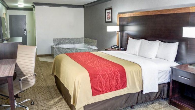 Knights Inn & Suites Emporia - King Suite with In-Room Whirlpool Tub