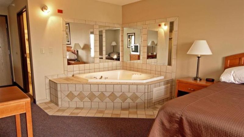 Paola Inn and Suites