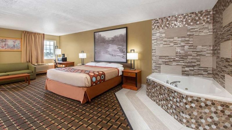 Super 8 by Wyndham Ottawa