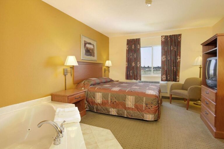Super 8 by Wyndham Topeka at Forbes Landing