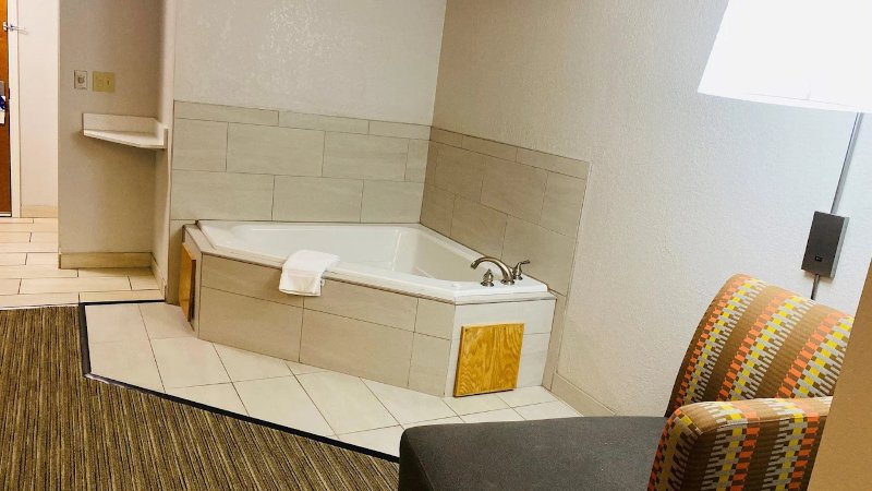 Holiday Inn Express & Suites Louisville South-Hillview, an IHG Hotel
