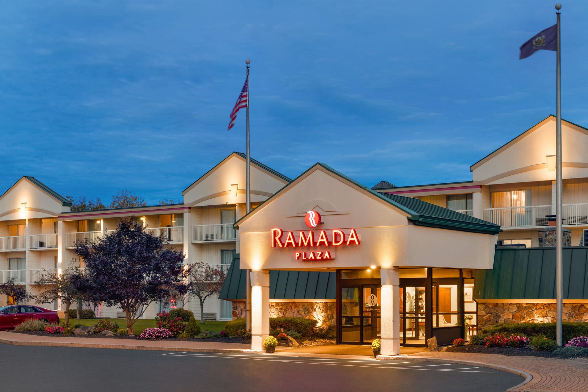 Ramada Plaza by Wyndham Portland - Exterior Entrance