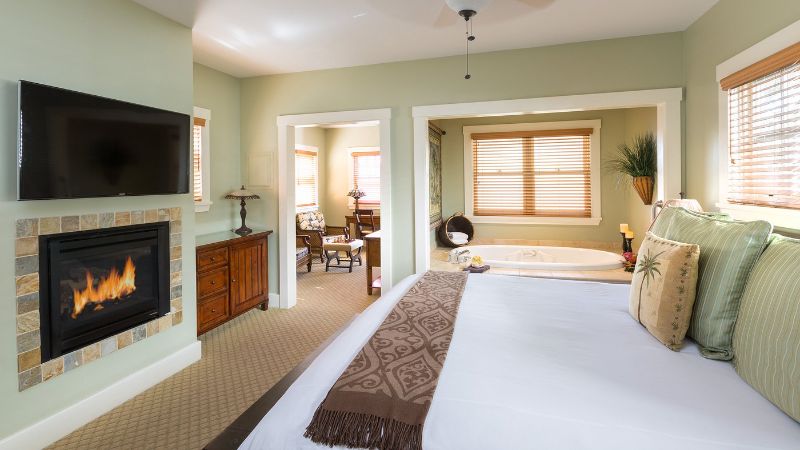 Country Inn & Suites by Radisson, Baltimore Air - King Suite with In-Room Whirlpool Tub