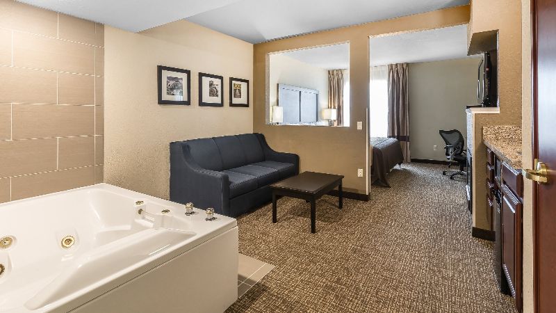 Comfort Inn & Suites Allen Park – Dearborn