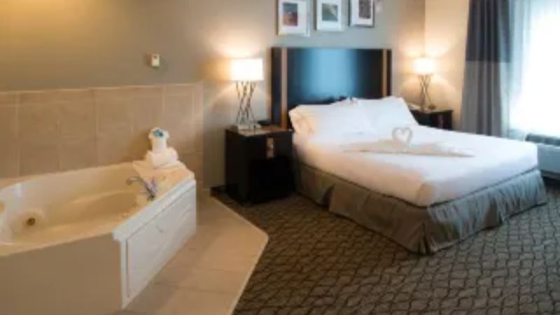 Holiday Inn Express Hotel & Suites Chanhassen, an IHG Hotel