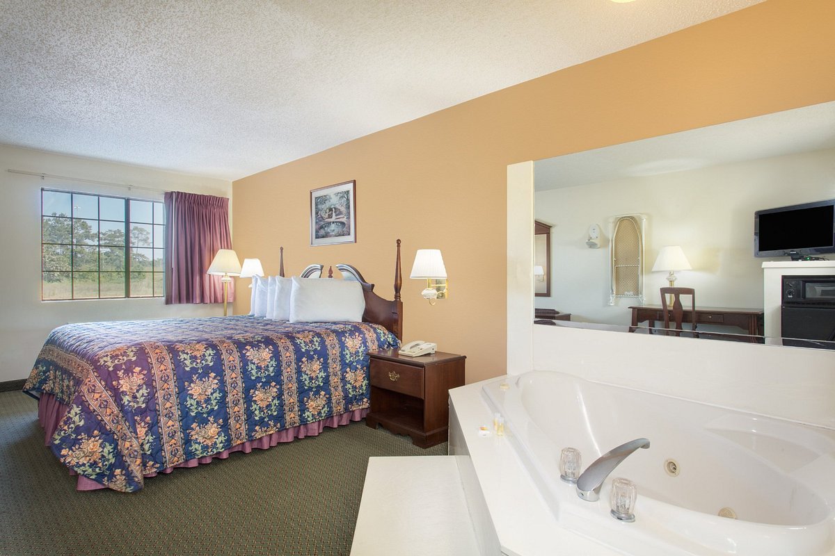 Days Inn by Wyndham Picayune photo 1