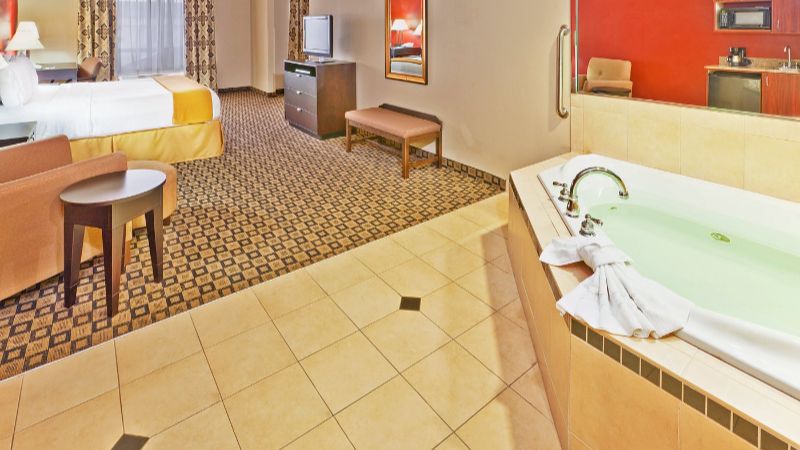 Holiday Inn Express & Suites Clinton, an IHG Hotel