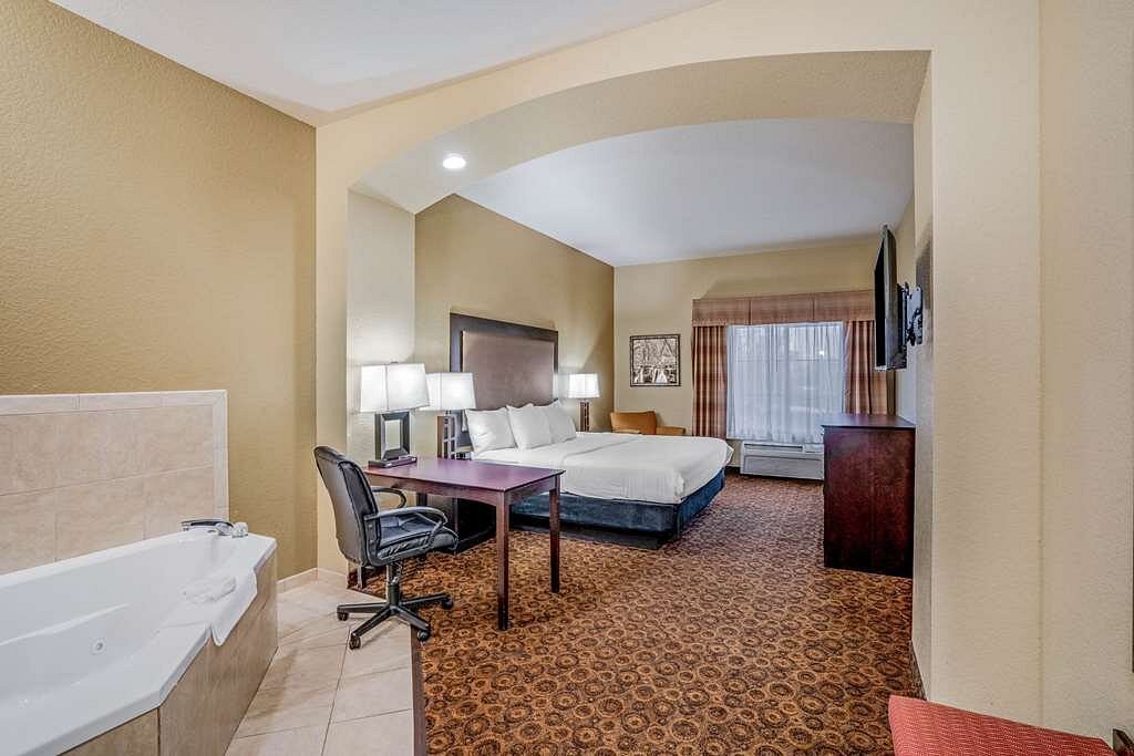 La Quinta Inn & Suites by Wyndham Vicksburg photo 1