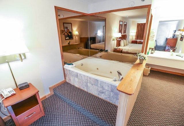 Super 8 by Wyndham Branson / Shepherd of the Hills Exwy