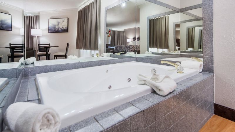 Red Roof Inn & Suites Omaha – Council Bluffs