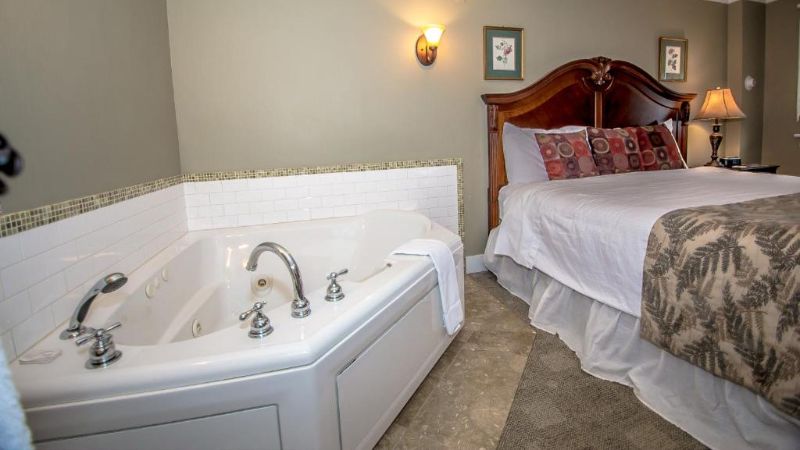 Cranmore Inn and Suites, a North Conway boutique hotel photo 1
